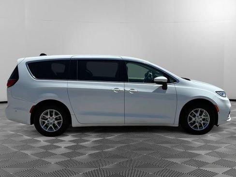 Used 2023 Chrysler Pacifica Touring-L FWD image 6