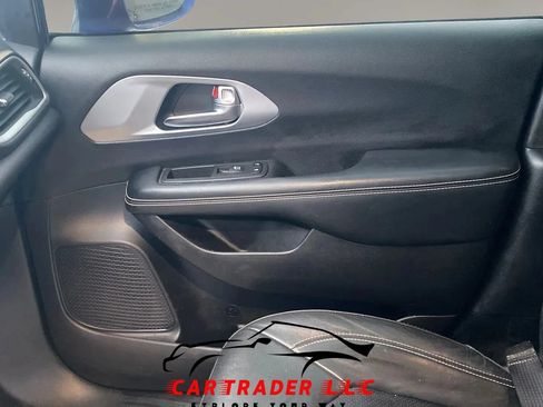 Used 2020 Chrysler Pacifica Touring-L Plus FWD image 14
