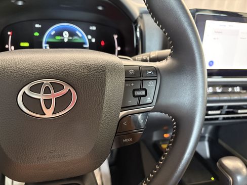 Used 2025 Toyota Camry SE FWD image 24