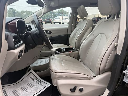 Used 2017 Chrysler Pacifica Limited FWD image 9