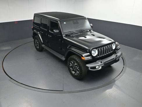 Used 2025 Jeep Wrangler Sahara image 38