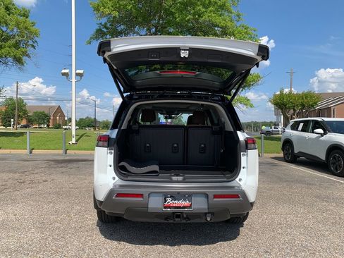 New 2026 Nissan Pathfinder Platinum FWD image 5