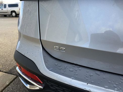 Used 2025 Volkswagen Taos SE image 5