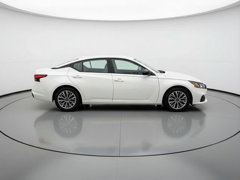 Used 2025 Nissan Altima 2.5 SV FWD image 11