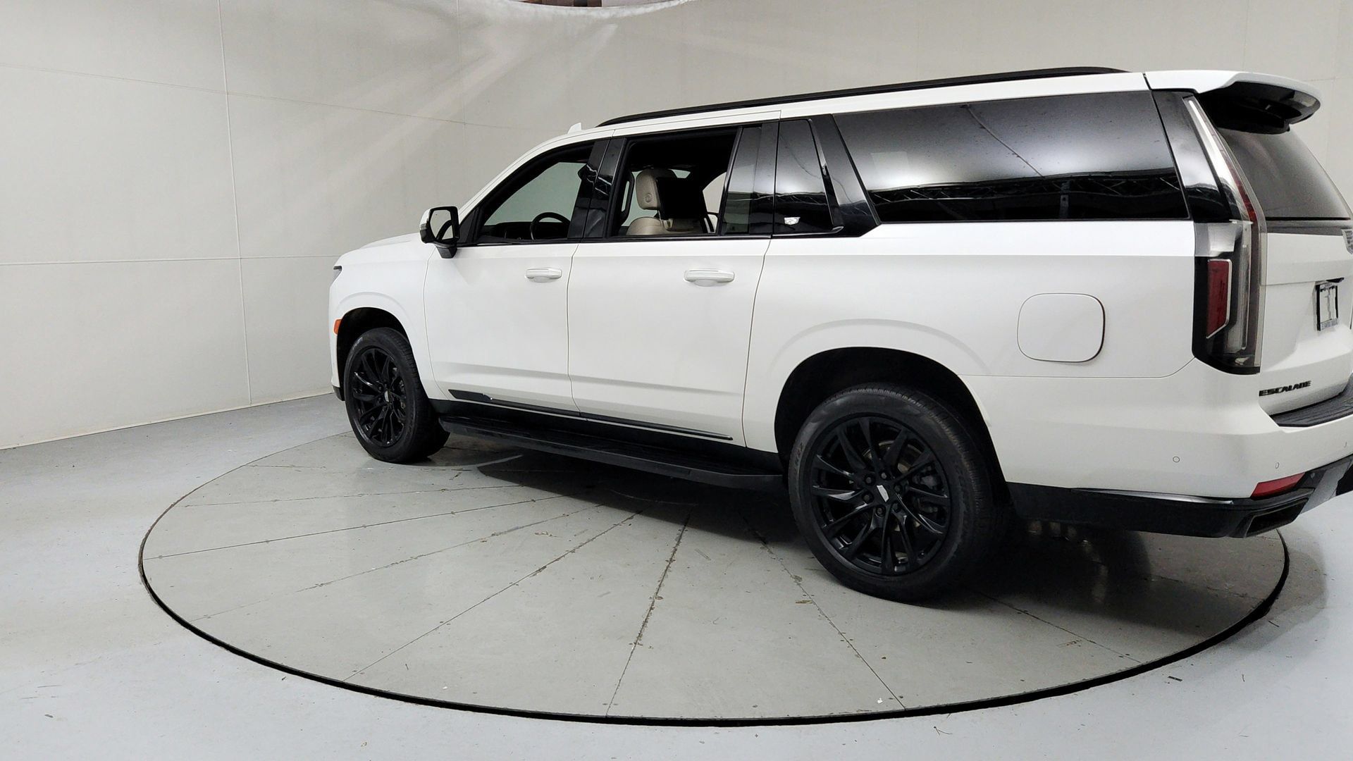 Used 2023 Cadillac Escalade ESV Sport w/ LPO, ONYX Package AWD/4WD image 3