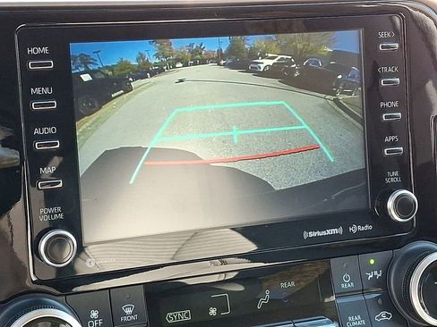 Used 2021 Toyota Highlander LE image 19