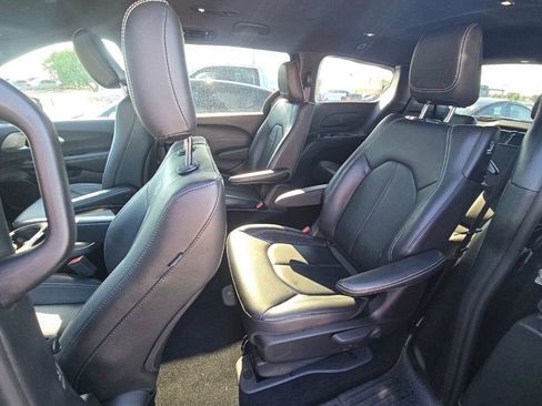 Used 2022 Chrysler Pacifica Touring-L w/ S Appearance Package FWD image 5