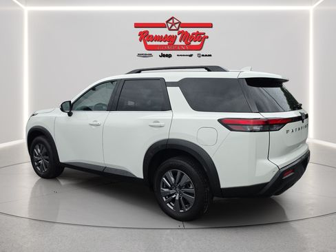 Used 2025 Nissan Pathfinder SV FWD image 3