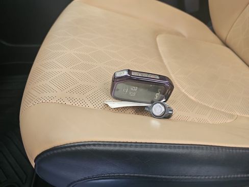 Used 2024 Kia Carnival EX image 35