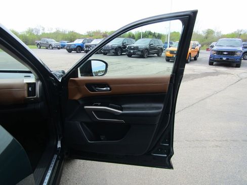 Used 2025 Nissan Pathfinder Platinum w/ Cargo Package AWD/4WD image 39