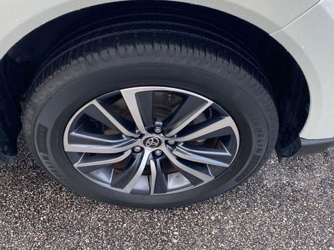 Used 2021 Toyota Venza LE image 15