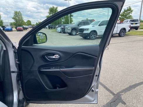 Used 2019 Jeep Cherokee Trailhawk w/ Cold Weather Group AWD/4WD image 32