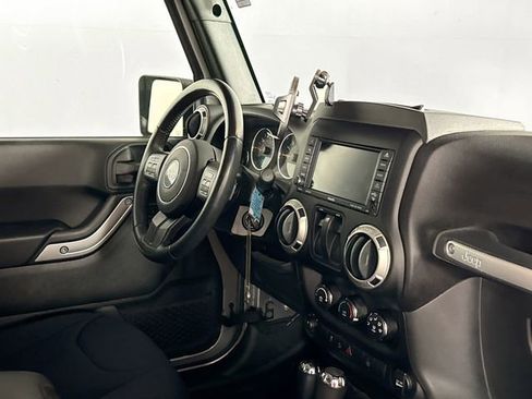 Used 2018 Jeep Wrangler Sahara w/ Connectivity Group AWD/4WD image 2