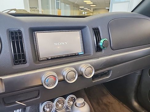 Used 2004 Chevrolet SSR w/ Preferred Equipment Group image 23