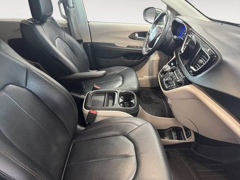 Used 2018 Chrysler Pacifica Touring-L w/ Premium Audio Group FWD image 4