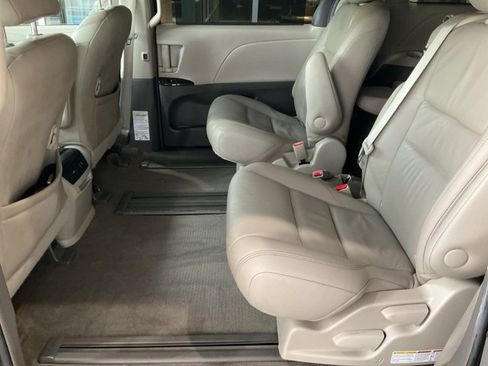 Used 2017 Toyota Sienna L image 19