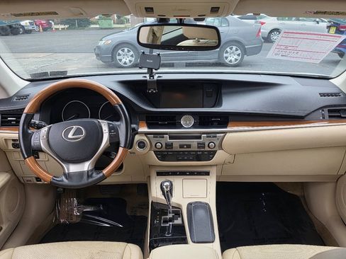 Used 2014 Lexus ES 300h w/ Luxury Package w/Bamboo Trim FWD image 14
