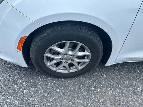 Used 2020 Chrysler Pacifica Touring-L w/ Advanced Safetytec Group FWD image 3