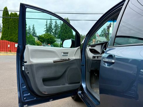 Used 2016 Toyota Sienna XLE FWD image 24