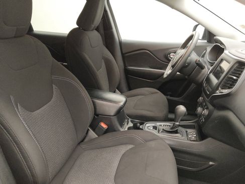 Used 2020 Jeep Cherokee Latitude FWD image 21
