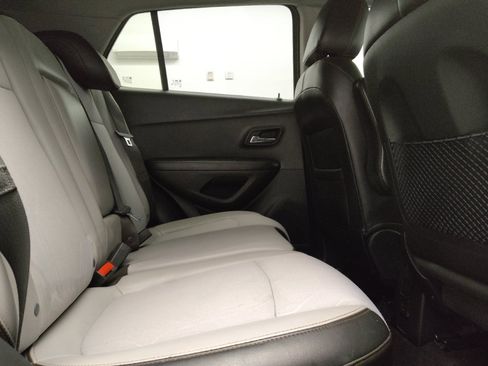 Used 2021 Chevrolet Trax LT w/ LT Convenience Package FWD image 19