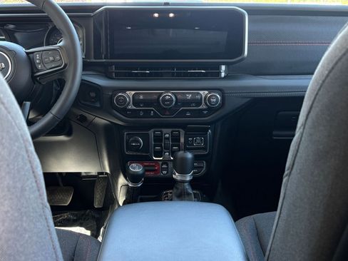 Used 2025 Jeep Wrangler Unlimited Rubicon image 17