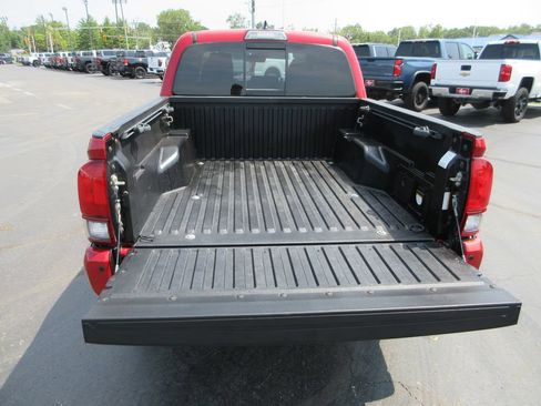 Used 2019 Toyota Tacoma TRD Sport AWD/4WD image 8