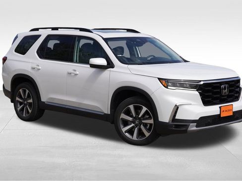 Used 2023 Honda Pilot Touring image 1