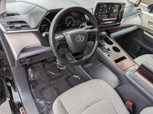 Used 2024 Toyota Sienna LE image 14