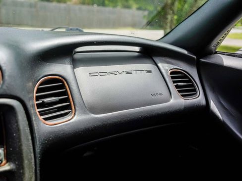 Used 2000 Chevrolet Corvette Coupe w/ Roof Pkg RWD image 39