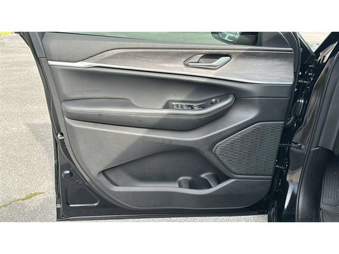New 2026 Jeep Grand Cherokee Altitude RWD image 11