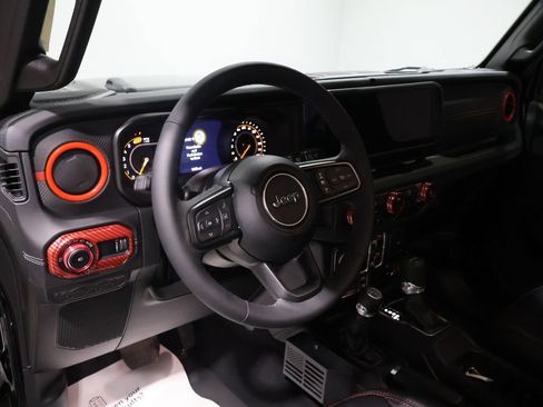 Certified 2025 Jeep Wrangler Unlimited Rubicon w/ XTREMEE 35" Tire Package image 15