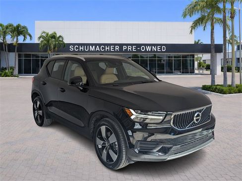 Used 2019 Volvo XC40 T5 Momentum image 2