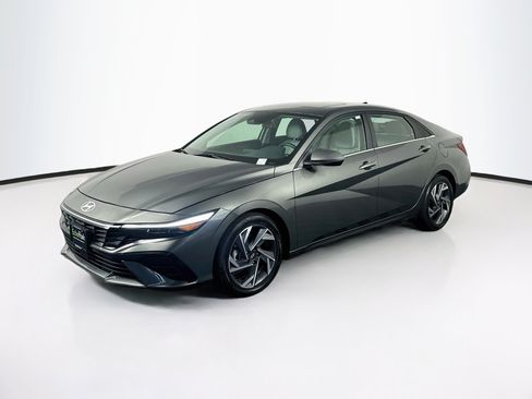 Used 2025 Hyundai Elantra Limited FWD image 3