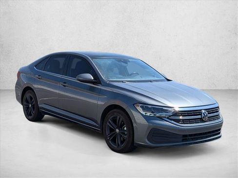 Used 2022 Volkswagen Jetta SE w/ Panoramic Sunroof Package FWD image 3