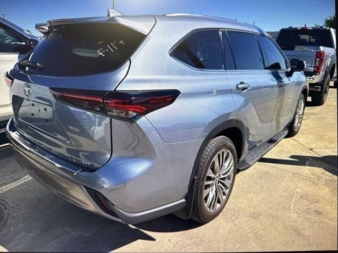 Used 2024 Toyota Highlander Platinum FWD image 4