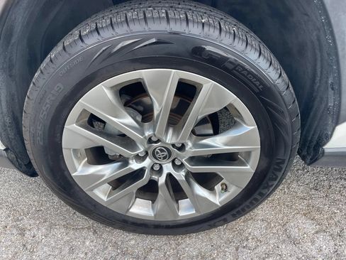 Used 2019 Toyota RAV4 Limited w/ Advanced Technology Package FWD image 11