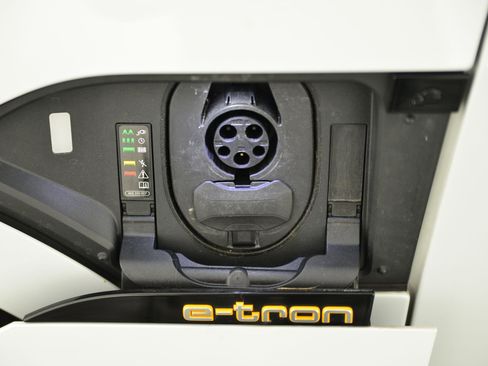 Used 2020 Audi e-tron Premium Plus image 17