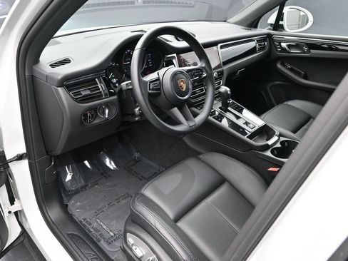 Certified 2025 Porsche Macan image 4