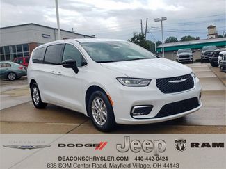 New 2026 Chrysler Pacifica Select image 1
