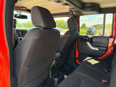 Used 2015 Jeep Wrangler Unlimited Sahara w/ Connectivity Group AWD/4WD image 27