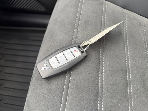 Used 2024 Mitsubishi Outlander SE image 32