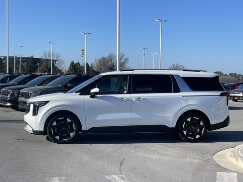 Certified 2026 Kia Carnival EX image 4