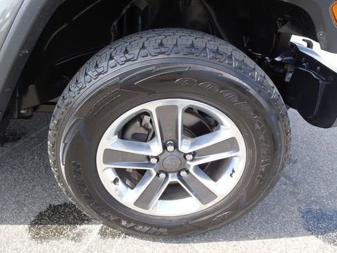 Used 2018 Jeep Wrangler Unlimited Sahara image 32