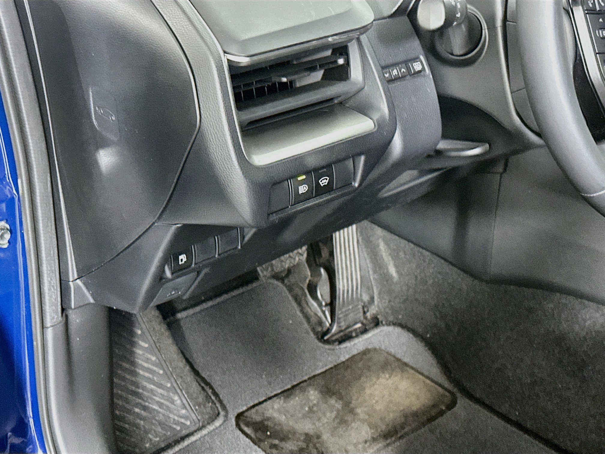 Used 2024 Toyota Prius LE FWD image 17