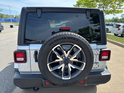 Used 2024 Jeep Wrangler Unlimited w/ Convenience Group AWD/4WD image 9