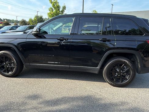 Used 2025 Jeep Grand Cherokee Altitude AWD/4WD image 11