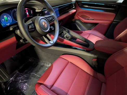 New 2026 Porsche Macan 4 Electric image 4