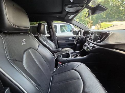 Used 2025 Chrysler Pacifica Limited FWD image 10