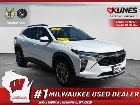 Used 2025 Chevrolet Trax LT FWD image 1